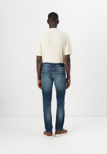 Узкие джинсы