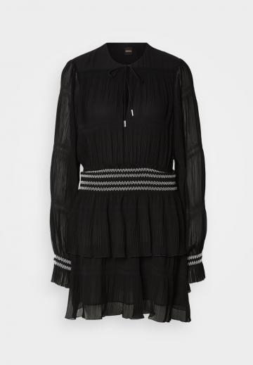 Короткое платье