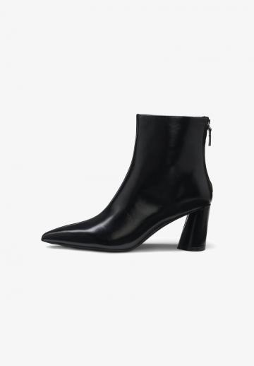 Полусапожки на высоком каблуке