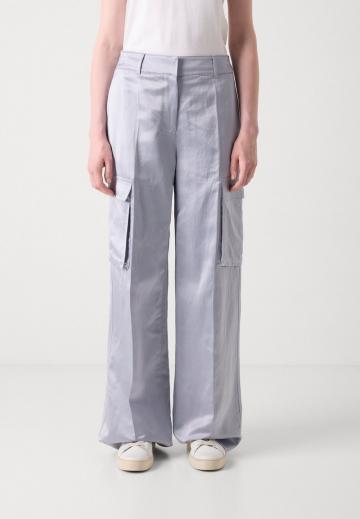 Брюки с накладными карманами