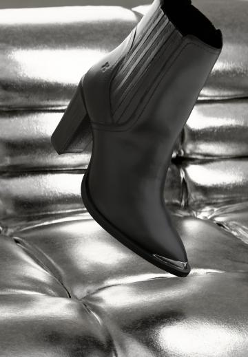 Полусапожки на высоком каблуке