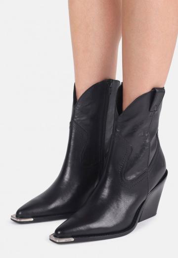 Полусапожки на высоком каблуке