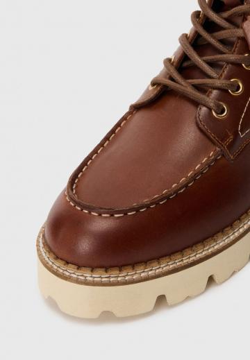Ботинки на шнуровке