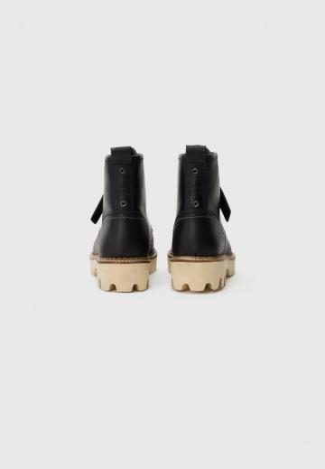 Ботинки на шнуровке