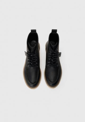 Ботинки на шнуровке