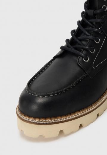 Ботинки на шнуровке