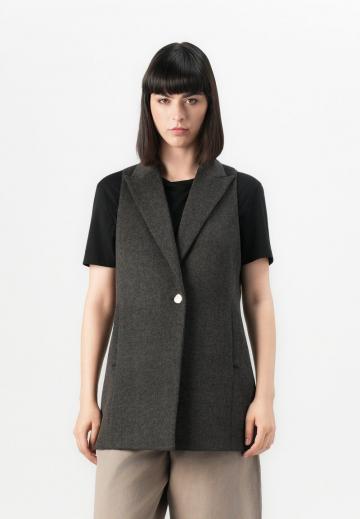 Длинный жилет