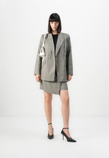 Блейзер с накладными карманами