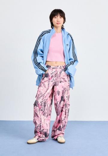 Брюки с накладными карманами