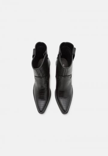 Полусапожки на высоком каблуке