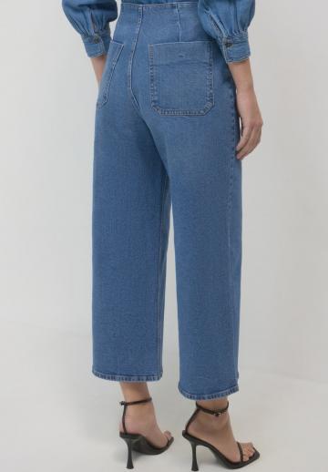 Короткие джинсы