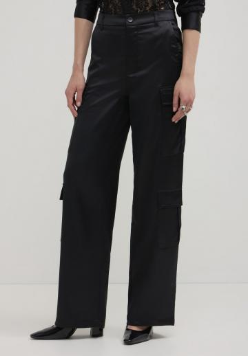 Брюки с накладными карманами
