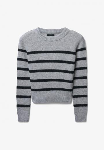 Пуловер в полоску