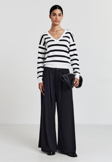 Пуловер в полоску