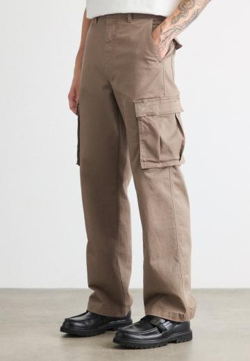 Брюки с накладными карманами