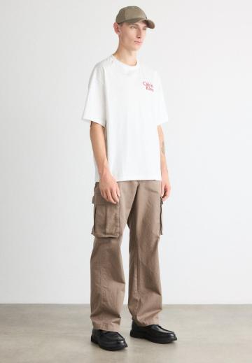 Брюки с накладными карманами