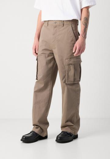 Брюки с накладными карманами