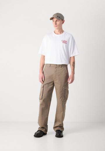 Брюки с накладными карманами