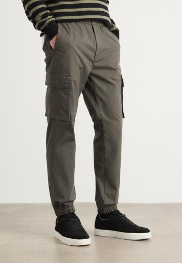 Брюки с накладными карманами