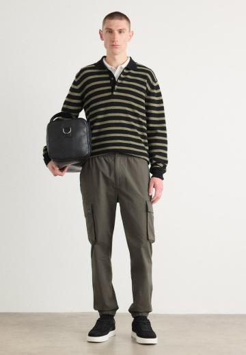 Брюки с накладными карманами