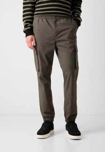 Брюки с накладными карманами