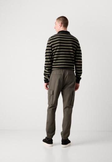 Брюки с накладными карманами