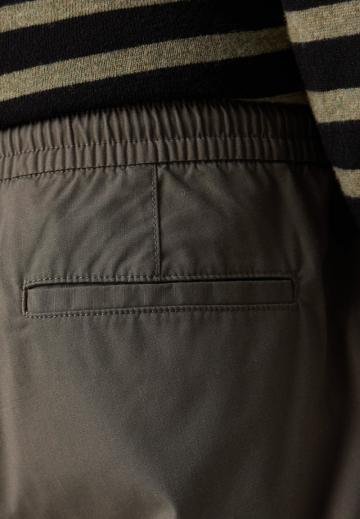 Брюки с накладными карманами