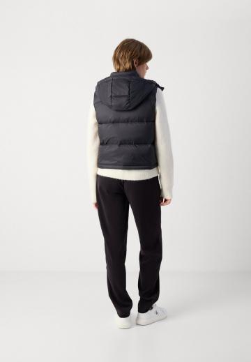 Пуховой жилет