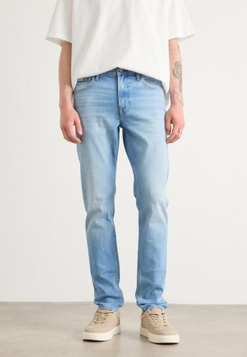 Узкие джинсы