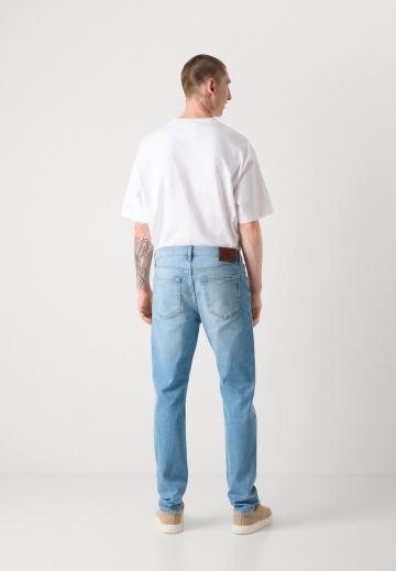 Узкие джинсы