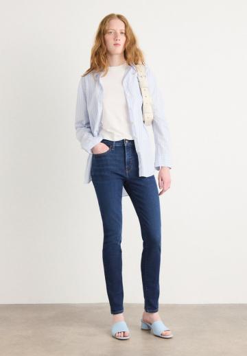 Узкие джинсы