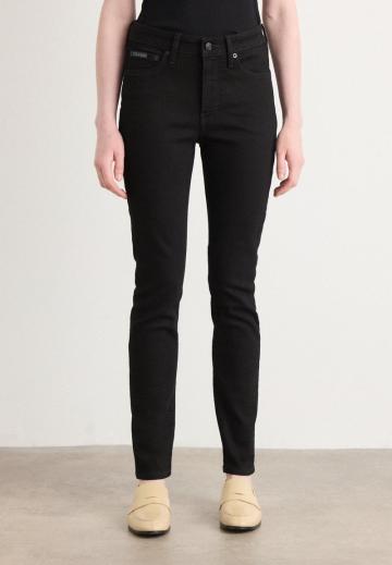 Узкие джинсы