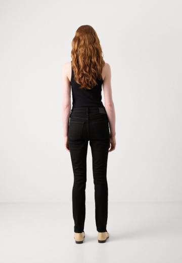 Узкие джинсы