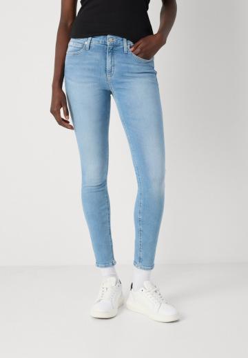 Узкие джинсы
