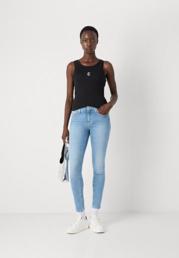 Узкие джинсы