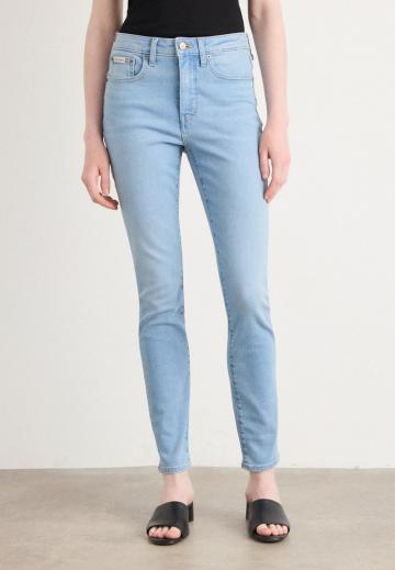 Узкие джинсы