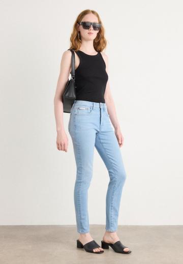 Узкие джинсы