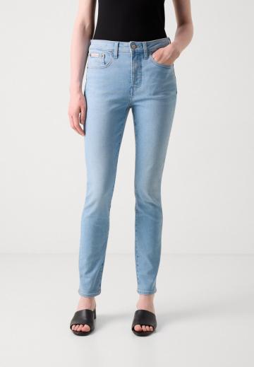 Узкие джинсы
