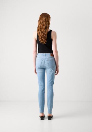 Узкие джинсы