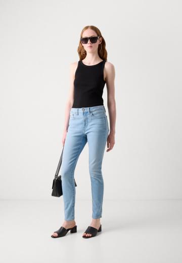 Узкие джинсы