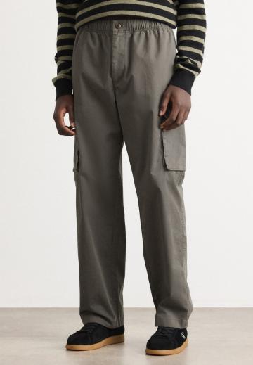 Брюки с накладными карманами