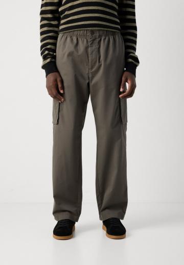 Брюки с накладными карманами