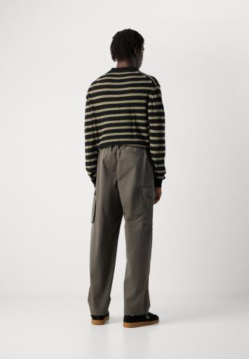 Брюки с накладными карманами