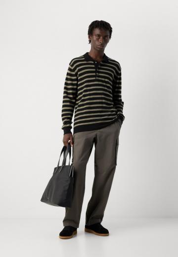 Брюки с накладными карманами