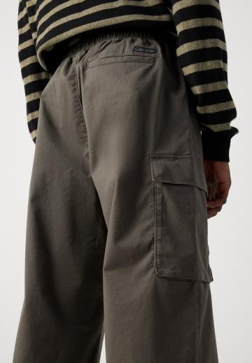 Брюки с накладными карманами