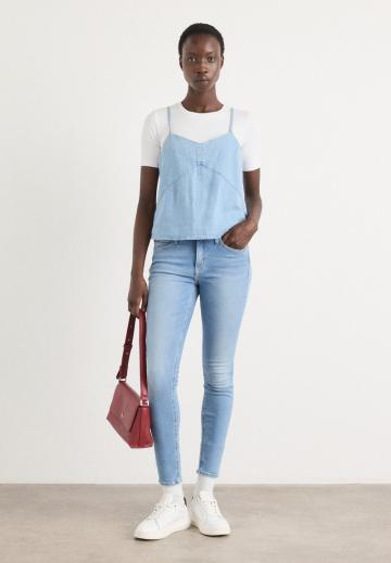 Топ на бретельках