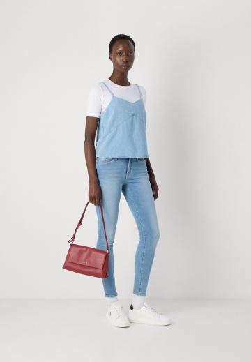 Топ на бретельках