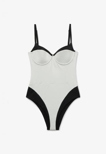 Слитный купальник