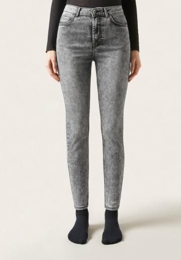 Узкие джинсы