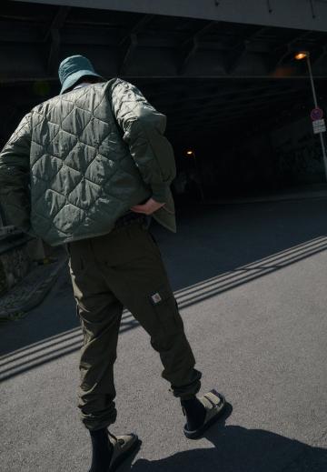 Брюки с накладными карманами